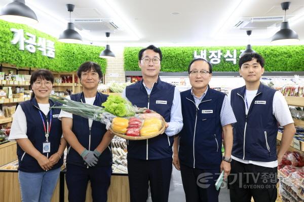 [크기변환]10-2. 정명근 화성특례시장이 16일 로컬푸드 직매장 유앤아이점 직원들을 격려하고 함께 기념촬영을 하고 있다.jpg