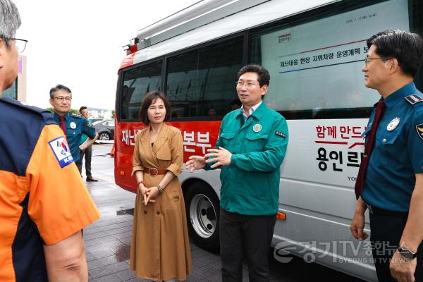 [크기변환]10-3. 17일 재난 지휘 차량 앞에서 이상일 시장이 발언하고 있다.jpg