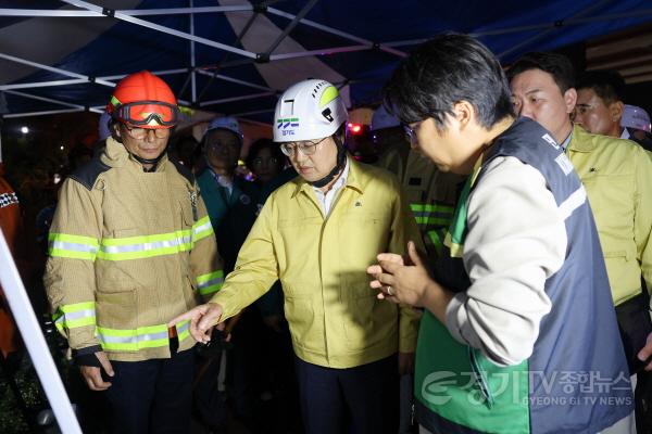 [크기변환]사진자료+2(16일+오후+김동연+경기도지사가+오산+가장교차로+옹벽+붕괴+사고+현장방문해+구조팀에+인명구조를+최우선으로+하라는+지시사항을+전달하고+있다).jpg