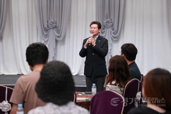 [크기변환]9-2. 17일 용인특례시청 컨벤션홀에서 열린 마음토닥토크 콘서트에서 이상일 시장이 인사말을 하고 있다..JPG