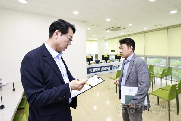 [크기변환]9-3. 정명근 화성특례시장이 18일 기배동행정복지센터를 찾아 민생회복 소비쿠폰 전담창구 준비 상황을 점검하고 있다..jpg