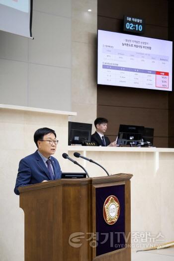 [크기변환]사진1. 용인특례시의회 김영식 의원이 18일 열린 제294회 임시회 제2차 본회의에서 5분 자유발언을 하고 있다..jpg