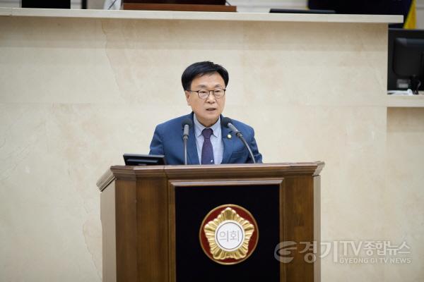 [크기변환]사진2. 용인특례시의회 김영식 의원이 18일 열린 제294회 임시회 제2차 본회의에서 5분 자유발언을 하고 있다..jpg