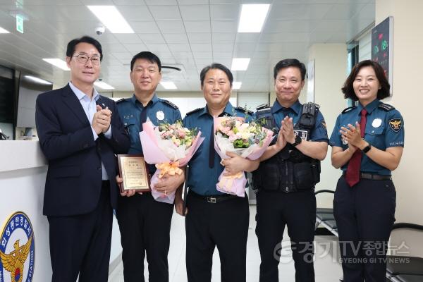 [크기변환]7-4정명근 화성특시장(맨좌측) 오승교 경감 기념촬영.jpg