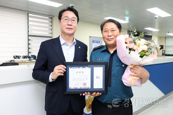 [크기변환]7-1 정명근 화성특례시장(맨좌측) 수상자들과 기념촬영.jpg