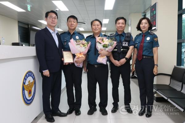 [크기변환]7-2 정명근 화성특례시장(맨좌측) 수상자들과 기념촬영.jpg