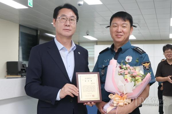 [크기변환]7-3 정명근 화성특례시장(맨좌측) 성보경 동탄지구대장과 기념촬영.jpg