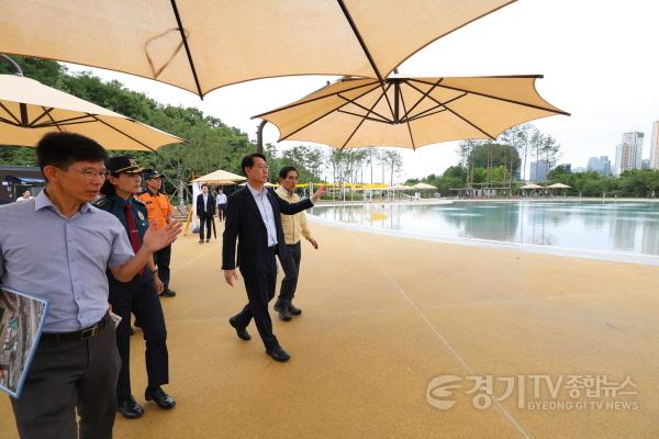 [크기변환]5-3 정명근 화성특례시장이 동탄패밀리풀 현장점검을 하고 있다.jpg