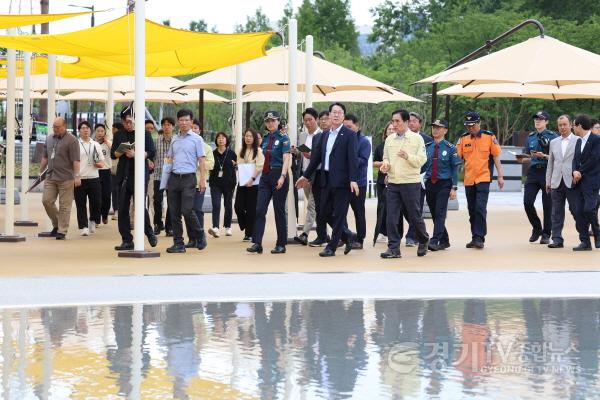 [크기변환]5-2 정명근 화성특례시장이 동탄패밀리풀 현장점검을 하고 있다.jpg