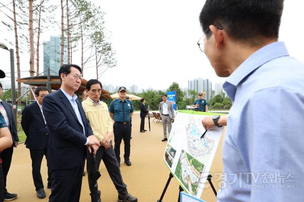 [크기변환]5-4 정명근 화성특례시장이 동탄패밀리풀 현장점검을 하고 있다.jpg