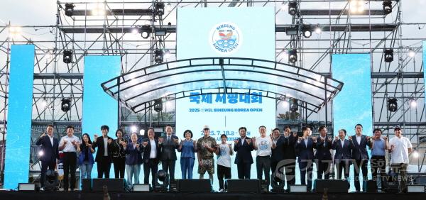 [크기변환]250719 김진경 의장, 2025 WSL 시흥 코리아 오픈 국제서핑대회 참석해 참가선수들 격려 (2).jpg