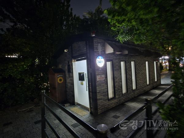 [크기변환]1-2. 용인특례시가 태양광 LED건물번호판을 설치한 공중화장실 모습.jpg