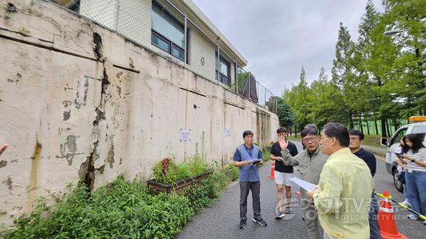 [크기변환]1-3. 이재준 수원시장, 권선구 붕괴 우려 외벽 긴급 점검.jpg