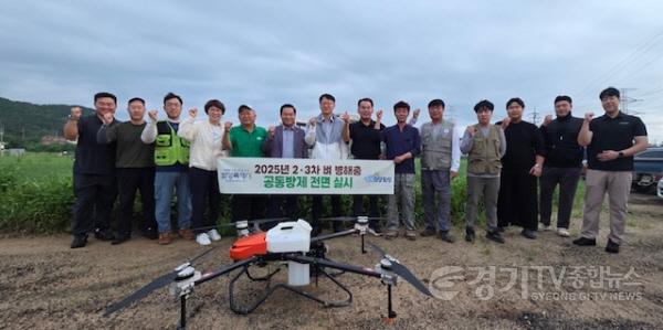 [크기변환]2-2. 21일 드론을 활용한 벼 병해충 공동방제 작업에 참여한 화성특례시 관계자들이 기념 촬영을 하고 있다..jpg