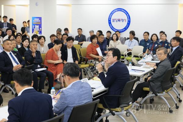 [크기변환]4-3. 정명근 화성특례시장이 21일 동탄권역 정책간담회에서 시민들과 질의응답하고 있다..jpg