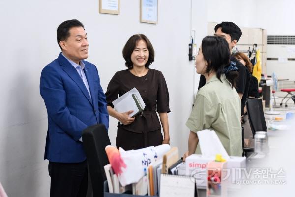 [크기변환]2.이재준 수원시장, 민생회복 소비쿠폰 신청 첫 날 발급기관 찾아 현장 점검 (2).jpg