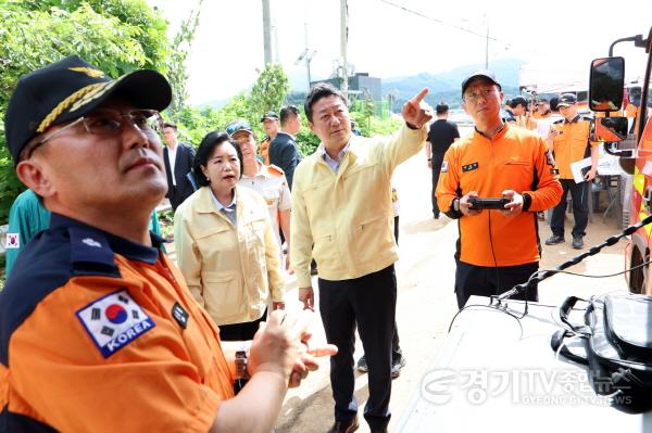 [크기변환]250721 가평 수해 현장 달려간 경기도의회 의장단, 김진경 의장 피해 수습에 총력 (2).jpg