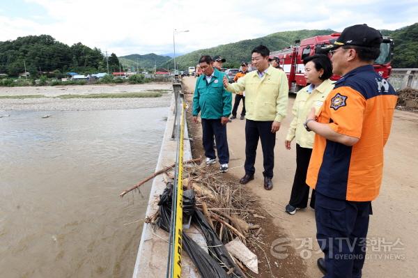 [크기변환]250721 가평 수해 현장 달려간 경기도의회 의장단, 김진경 의장 피해 수습에 총력 (3).jpg