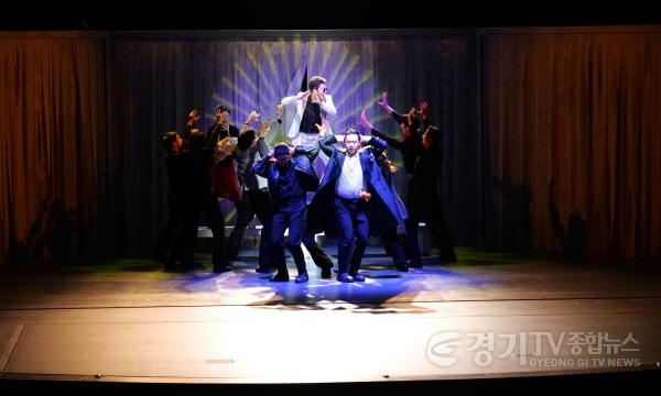 [크기변환]2. 용인특례시는 제2회 대한민국 대학연극제 인천대학교 팀의 백두;한라 공연에 문화소외계층 청소년을 초청해 함께 연극을 관람했다.jpg