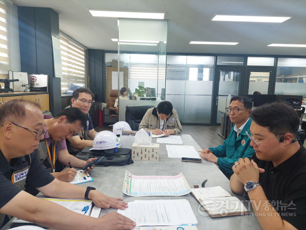 [크기변환](사진1) 산업안전지킴이가 산업안전수칙을 점검하고 있다.png