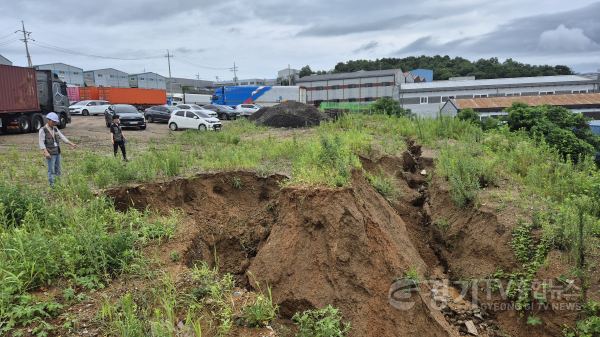 [크기변환](사진3) 산업안전지킴이가 토사상태를 확인하고 있다.png