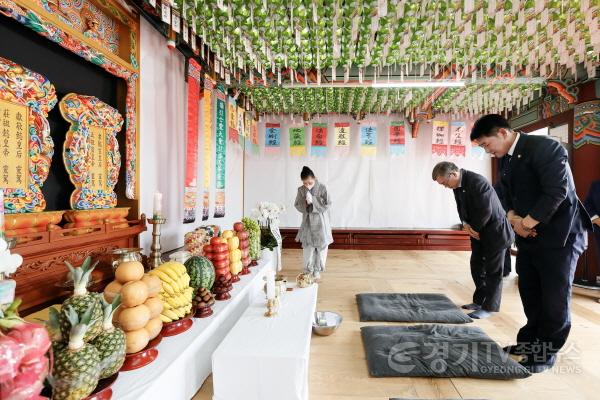 [크기변환]2.배정수의장 참배모습.jpg