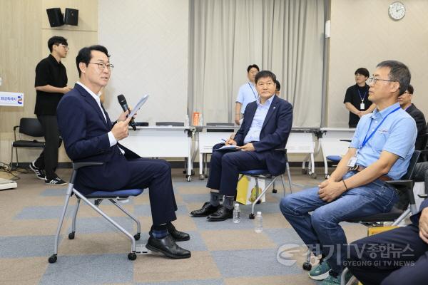 [크기변환]4-2. 화성특례시장이 시민감사관들과 향후 활동 방향에 대해 의견을 나누고 있다..jpg