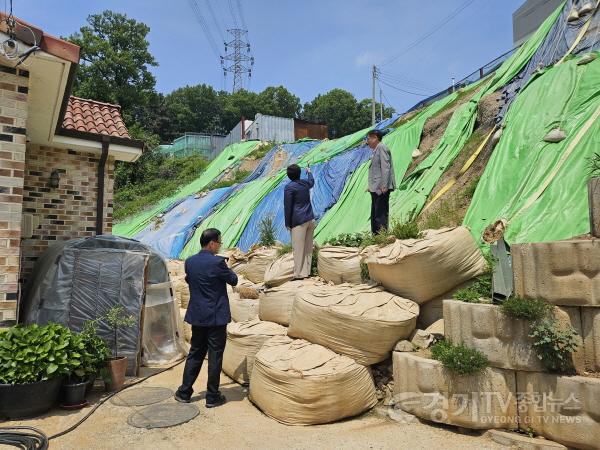 [크기변환]2. 화성특례시 시민옴부즈만이 부도난 공장부지에 방치된 법면 현장을 방문해 살피고 있다..jpg