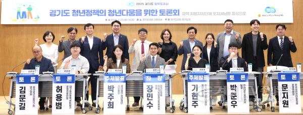 [크기변환]250722 문형근 의원, 2025 경기도 청년정책의 청년다움을 위한 정책토론회 참석 (1).jpg