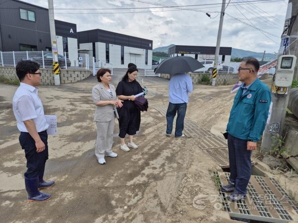 [크기변환](점검사진)보도자료 게재 [조예란 광주시의회 도시환경위원장, 추자동 침수 원인지 현장 점검…](수정) (4).jpg