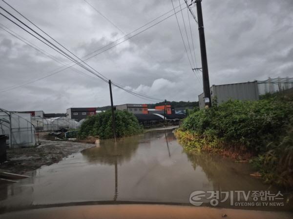 [크기변환](현장사진)보도자료 게재 [조예란 광주시의회 도시환경위원장, 추자동 침수 원인지 현장 점검…](수정) (3).jpg