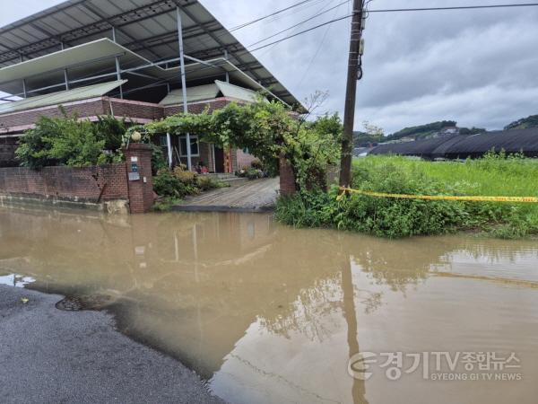 [크기변환](현장사진)보도자료 게재 [조예란 광주시의회 도시환경위원장, 추자동 침수 원인지 현장 점검…](수정) (4).jpg