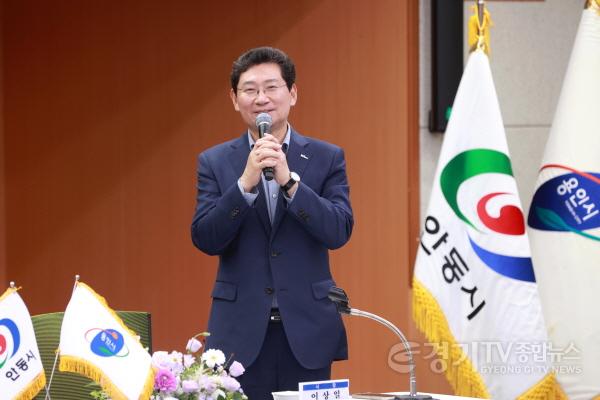 [크기변환]12-2. 이상일 용인특례시장은 23일 안동시청을 방문해 안동시와 자매결연을 체결했다.jpg