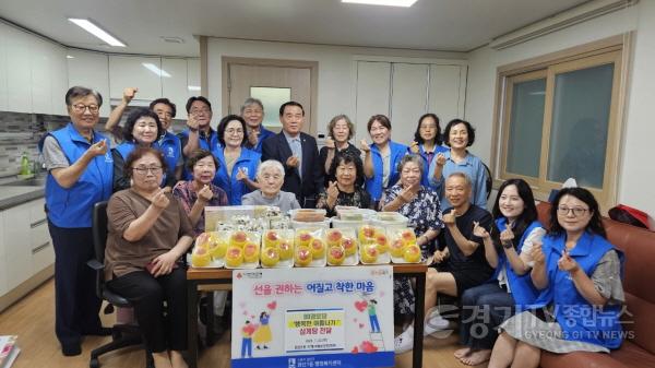 [크기변환]1.권선1동 경로당 복달임 행사 참석.jpg