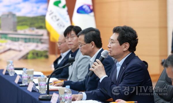 [크기변환]7-2. 이상일 용인특례시장은 24일 괴산군청을 방문해 괴산군과 자매결연을 체결했다.jpg