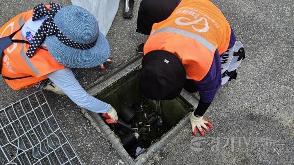 [크기변환]빗물받이 정화활동 2.jpg