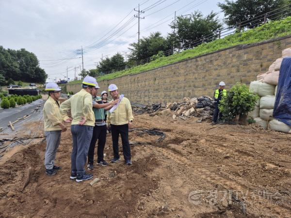 [크기변환]수시보도1-2 미산동 시민교회 인근 보강토 옹벽 복구 현장.jpg