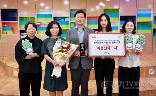 [크기변환]13-1. 용인특례시는 ‘아동친화도시’ 관련 정책으로 ‘대한민국 소비자신뢰 대표브랜드’에서 ‘도시브랜드 부문’ 대상을 수상했다.jpeg