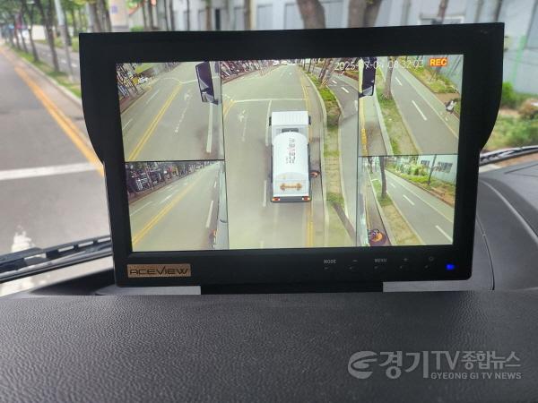 [크기변환]보도자료1-1 대형 청소차량에 설치된 어라운드 뷰를 통해 실시간으로 모니터링하고 있다.jpg