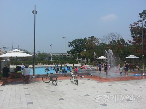 [크기변환]보도자료1 시청사 야외휴게공간 내 물놀이시설을 이용하고 있는 어린이들 .jpg
