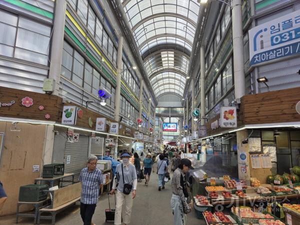 [크기변환]보도자료1 삼미시장을 찾은 시민들이 소비쿠폰을 통해 장을 보고 있다.jpeg