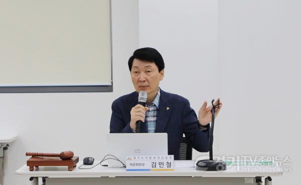 [크기변환]250724_[사진자료] 1차 자문위원회에서 김민철 위원장이 발언을 하고 있다.JPG