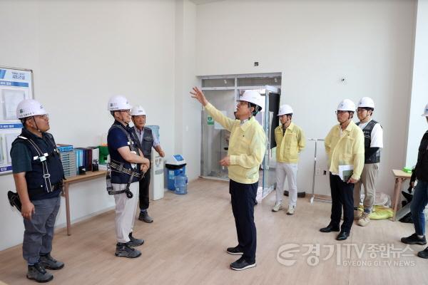 [크기변환]2-2. 현근택 수원시 제2부시장, 폭염·태풍 대비 관내 공사 현장 점검.jpg