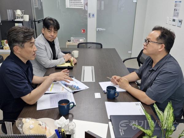 [크기변환]250725 임창휘 의원, 탄소중립산업단지와 모듈러주택 확대 방안 논의 (2).jpg