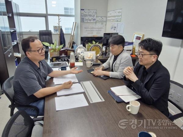 [크기변환]250725 임창휘 의원, 탄소중립산업단지와 모듈러주택 확대 방안 논의 (3).jpg