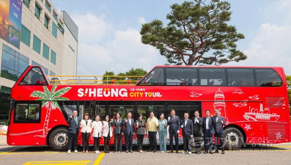 [크기변환]보도자료1 시티투어 2층버스 시범운행을 앞두고 7월 25일 시관계자들이 기념촬영을 하고 있다.jpg