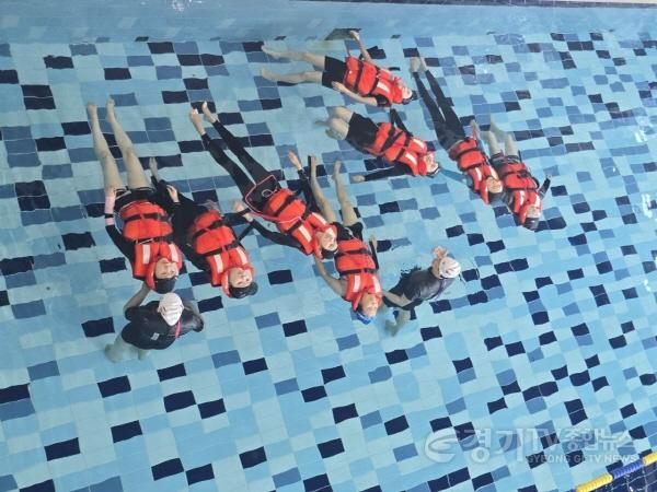[크기변환]250728_물에_뜨고_구조하고_경기_초등교사_생존수영_직접_익힌다(체육건강교육과)1.jpg