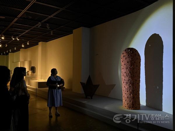 [크기변환](사진자료2)+빛으로+즐기는+미술관+전시투어+진행사진 (1).jpg