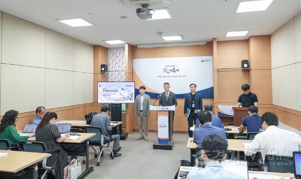 [크기변환]수시보도1-3 7월 29일 시청 브리핑룸에서 제17회 전국해양스포츠제전 관련 브리핑을 하고 있다.jpg