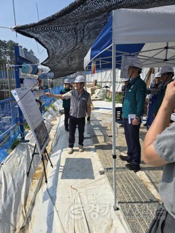 [크기변환]1. 이천시 박종근 부시장 폭염 대비 주요시설 현장 안전점검 실시1 건설현장.jpg